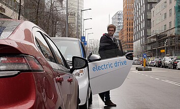 Turning electric vehicles into profitable virtual power plants